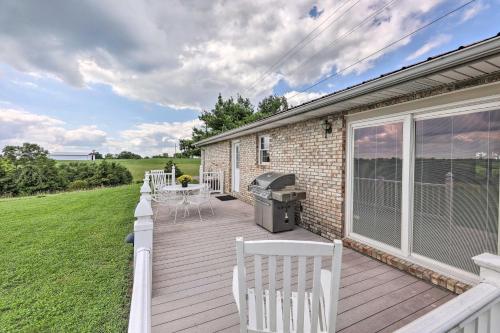 Charming Williamstown Retreat with Private Yardにある庭