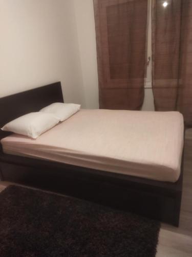 Bett in einem Zimmer mit einer weißen Matratze in der Unterkunft Appartement neuf T2 dans résidence in Schiltigheim