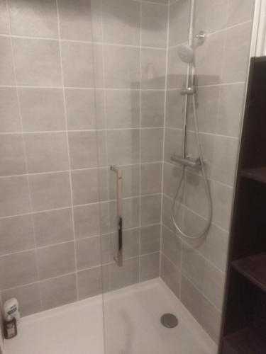 Das Bad ist mit einer Dusche und einer Badewanne ausgestattet. in der Unterkunft Appartement neuf T2 dans résidence in Schiltigheim