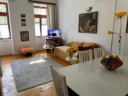 Holiday Home Sarin Most في Stolac: غرفة معيشة مع طاولة وأريكة