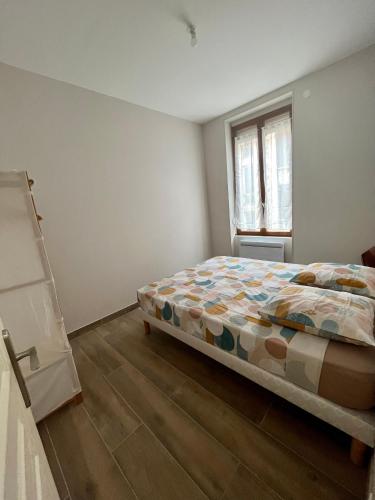 une chambre avec un lit et une fenêtre dans l'établissement Appartement rénové à 15 min de Lyon, à Saint-Fons
