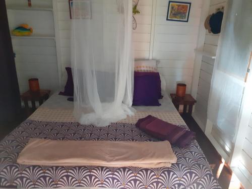 ein kleines Zimmer mit 2 Betten in einem Haus in der Unterkunft Mariposa in Sainte-Rose