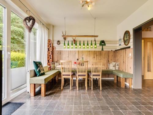 een eetkamer met een tafel en stoelen bij Cosy holiday home with terrace in Winterberg in Winterberg