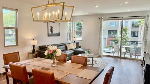 un soggiorno con tavolo e divano di Casa Dolce Vita - A Luxury Modern-Vintage Stay - Get Deals on Monthly - 30-Night Minimum a Irvine