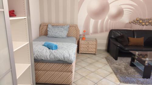 Habitación pequeña con cama y silla en L8 Street Ladenburg Mannheim - Mitarbeiterwohnung zum Bestpreis finden, en Ladenburg