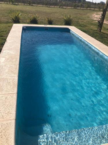 una gran piscina de agua azul en Las Marías en Azcuénaga