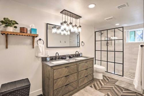 un baño con lavabo e inodoro en Luxe Timberland Villa with Lake Arrowhead Access!, en Lake Arrowhead