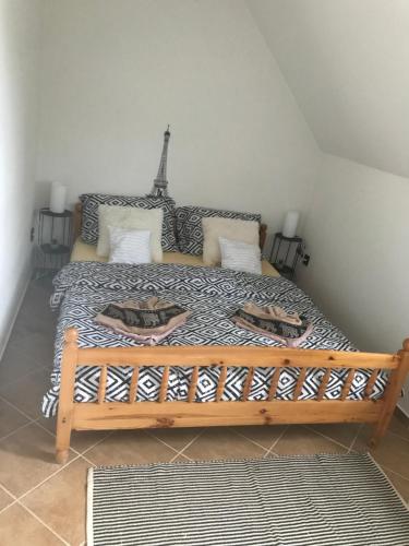 um quarto com uma cama grande e uma estrutura em madeira em Erdey Apartman em Barcs