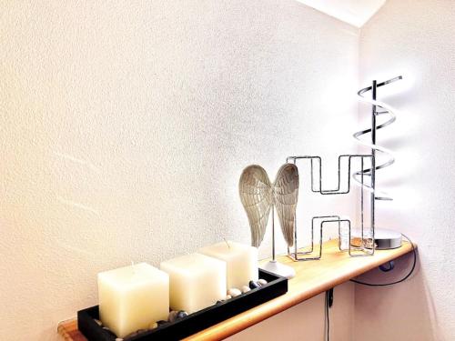 uma prateleira com velas e uma luz na parede em Stylish North Spring Exec One Bedroom Apartment em Aberdeen