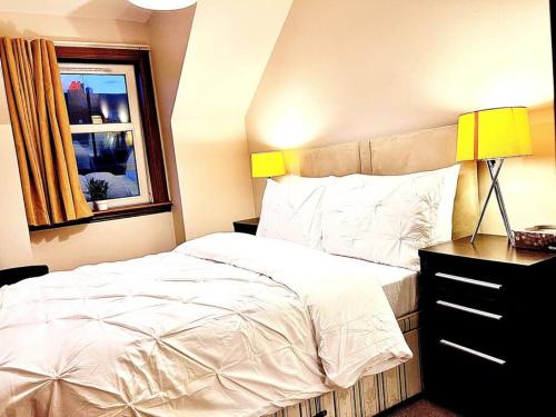מיטה או מיטות בחדר ב-Stylish North Spring Exec One Bedroom Apartment