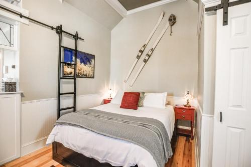 ein Schlafzimmer mit einem Bett und Skiern an der Wand in der Unterkunft Brittany Place Condo - Great Downtown Location - On Main St in Breckenridge