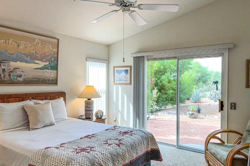 CatalinaにあるSun City Vistoso #14093のベッドとガラスの引き戸のある寝室