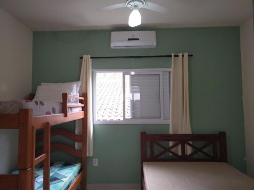 カラグアタトゥーバにあるCanto Verde Aptos IIのベッドルーム1室(二段ベッド2台、窓付)が備わります。
