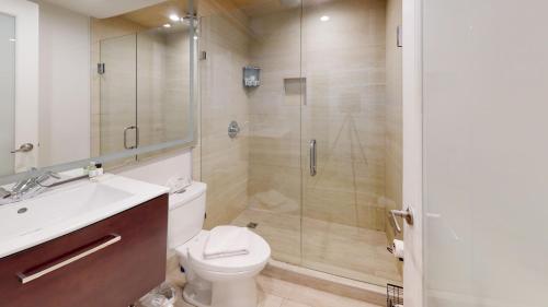 La salle de bains est pourvue d'une douche, de toilettes et d'un lavabo. dans l'établissement Marketplace Lodge by Whistler Premier, à Whistler