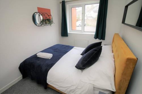 Postel nebo postele na pokoji v ubytování Thesiger Court Apartments - Free Private Parking - by Property Promise