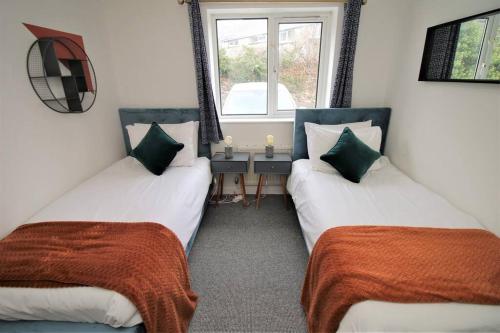 Postel nebo postele na pokoji v ubytování Thesiger Court Apartments - Free Private Parking - by Property Promise