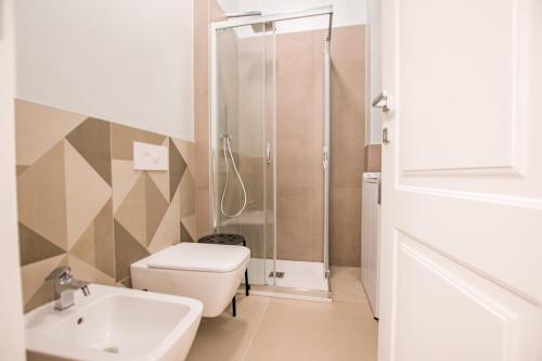 uma casa de banho com um chuveiro, um WC e um lavatório. em Casa Imperatrice Sissi em Trieste
