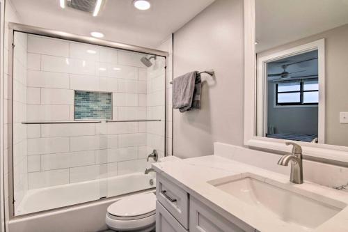 y baño con lavabo, aseo y ducha. en Fully Renovated Ocean Front Condo at Sea Colony, en Bethany Beach