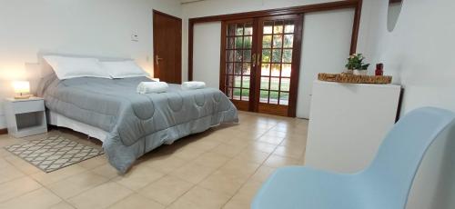 1 dormitorio con 1 cama y 1 mesa con lámpara en BauHouse Asuncion, en Asunción