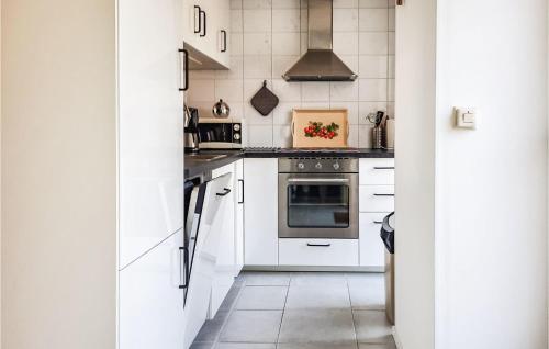 Una cocina o cocineta en Lovely Home In Bruinisse With Kitchen