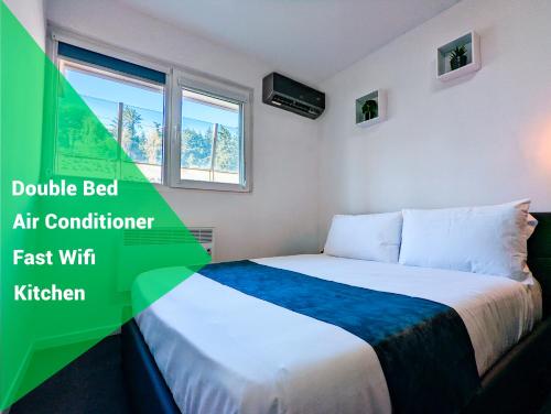 - une chambre avec un lit, une fenêtre et un coin vert dans l'établissement 1 Min to the Beach Apartment - Kitchen - Tramway - Air Conditioner - Wifi - Promenade Des Anglais, à Nice