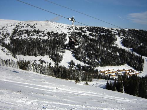 a ski lift going up a snow covered mountain at Lachtalhaus in Lachtal