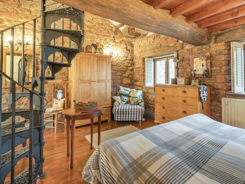 1 dormitorio con 1 cama y pared de madera en The Cowshed, en Penrith
