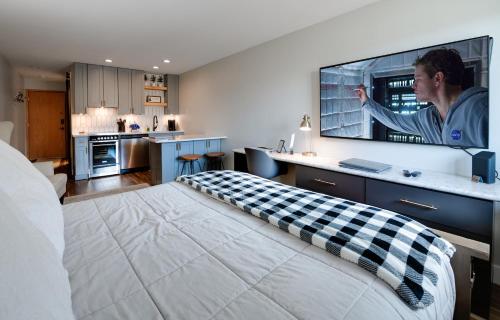 Postel nebo postele na pokoji v ubytování Cedar Lodge Buffalo Studio Condo: Great Frisco Location