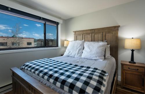 Postel nebo postele na pokoji v ubytování Cedar Lodge Buffalo Studio Condo: Great Frisco Location