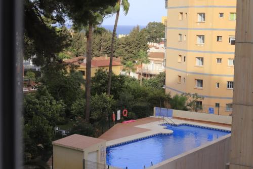 vista sulla piscina sul lato di un edificio di Apartamento Marysol a Benalmádena