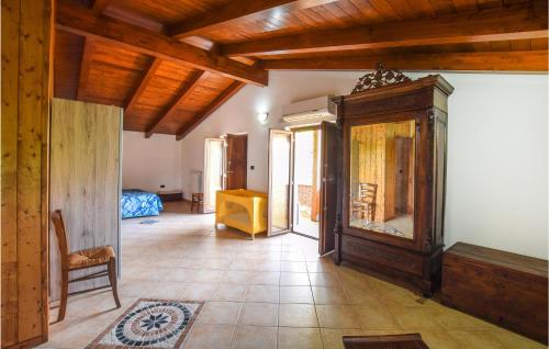 un gran pasillo con una habitación con un dormitorio en Amazing Home In Motta Santa Lucia With Kitchen, en Motta Santa Lucia