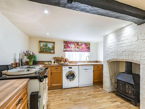 A kitchen or kitchenette at Middle Cottage