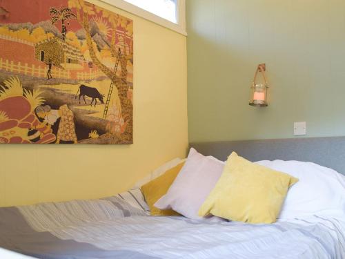 1 dormitorio con 1 cama con una pintura en la pared en Twit Too Woo - Uk6760 en Cenarth
