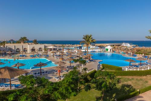 Aladdin Beach Resort - Families and Couples Only في الغردقة: اطلالة جوية على منتجع مع مسبح