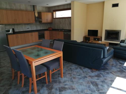 sala de estar con sofá y mesa con sillas en Casa campo ermal en Braga