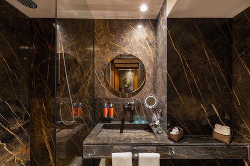 La salle de bains est pourvue d'un lavabo et d'un miroir. dans l'établissement Hotel Jadali & Spa, à Marrakech