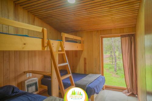 La CiudadCabaña La Mazatleca en Mexiquillo的有两张双层床和一扇窗户的房间