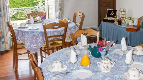 a dining room with a table with a blue table cloth at CHEZ PIERRE in Remoncourt