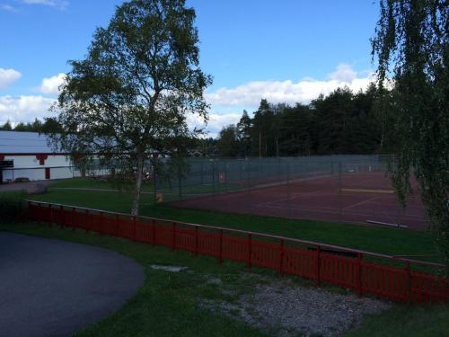 Εγκαταστάσεις για τένις ή/και σκουός στο Eskilstuna Hostel ή εκεί κοντά