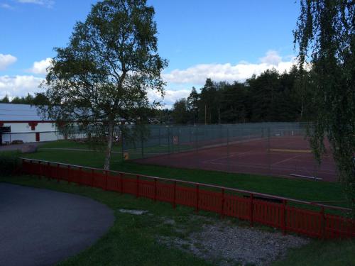 Tenis a/nebo squash v ubytování Eskilstuna Hostel nebo okolí