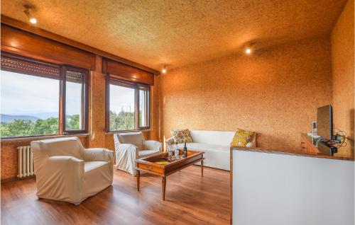 salon z kanapą i stołem w obiekcie Casa Marisa w mieście Casale Litta