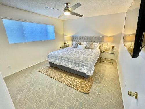 1 dormitorio con 1 cama y ventilador de techo en LuxKing2bd2cargarageInstntHotwaterDesignerCarpet, en San Pedro