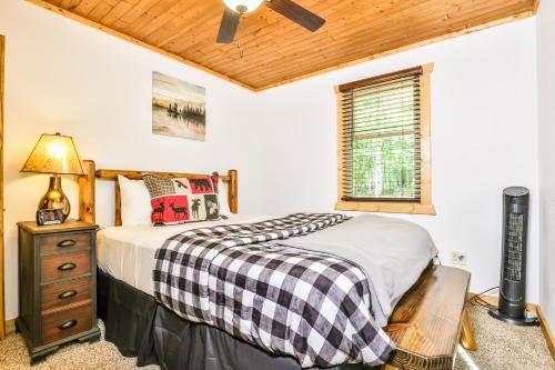 ein Schlafzimmer mit einem Bett und einer Holzdecke in der Unterkunft The Nut House in Eagle River
