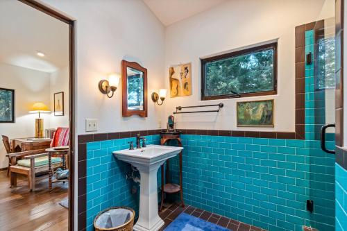 y baño con azulejos azules y lavamanos. en Selby Knoll Main House, en Harrison