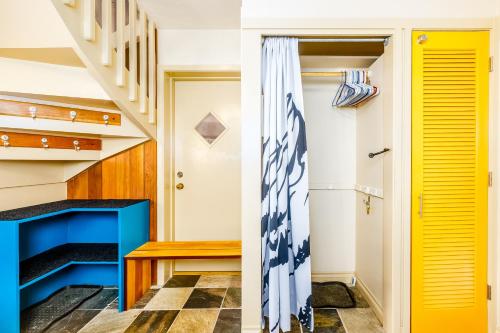 einen Flur mit blauer und gelber Tür und Treppe in der Unterkunft Mountainside Condo #307 in Girdwood