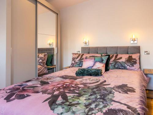 ein Schlafzimmer mit einem großen Bett und einem großen Spiegel in der Unterkunft The Spencer Suite - Uk40476 in Willerby