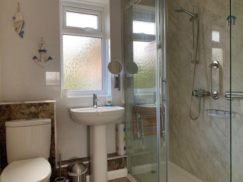 曼德斯里的住宿－Southbank，浴室配有卫生间、盥洗盆和淋浴。