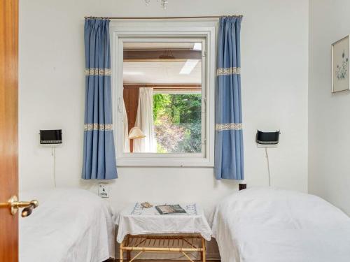 una camera con due letti e una finestra di Holiday home Vejby XXXVII a Vejby