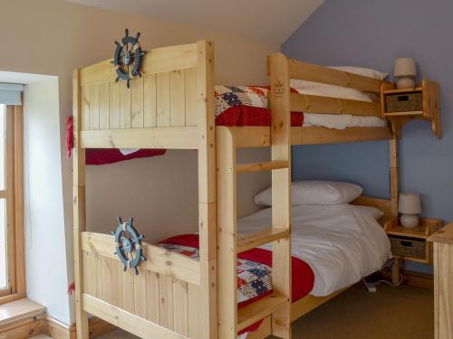 a bunk bed room with two bunk beds at The Smithy - Ukc3748 in Charmouth