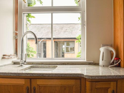 un bancone della cucina con lavandino e finestra di Castle View - Ukc5701 a Castletown